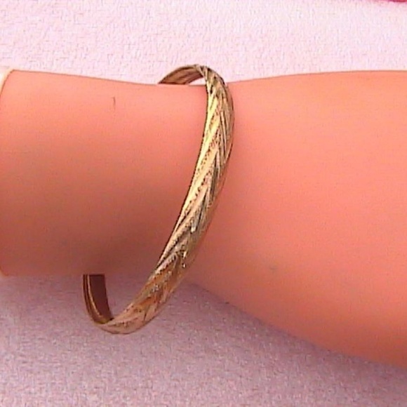 10k Yellow Gold Diamond Cut Bangle/Bracelet - Picture 2 of 8